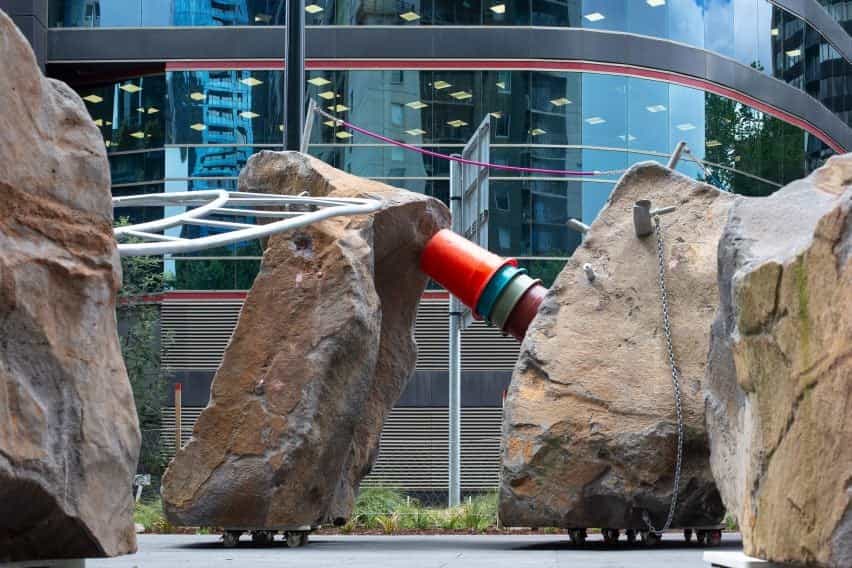 cubo de plástico en la escultura del patio de recreo Rocks on Wheels de Mike Hewson en Melbourne