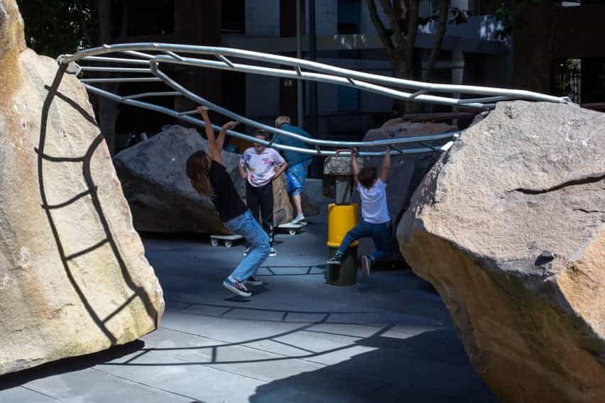 barras circulares de monos en la escultura del parque infantil Rocks on Wheels de Mike Hewson en Melbourne