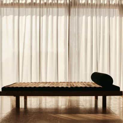 Yves Salomon revive la iluminación y los muebles de Pierre Chapo con recortes de borrego