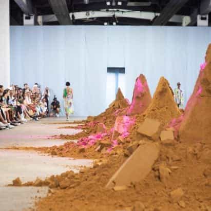 Diseños DE Spacon & X Stine Goya desfile DE moda alrededor DE torres DE arena desmoronadas