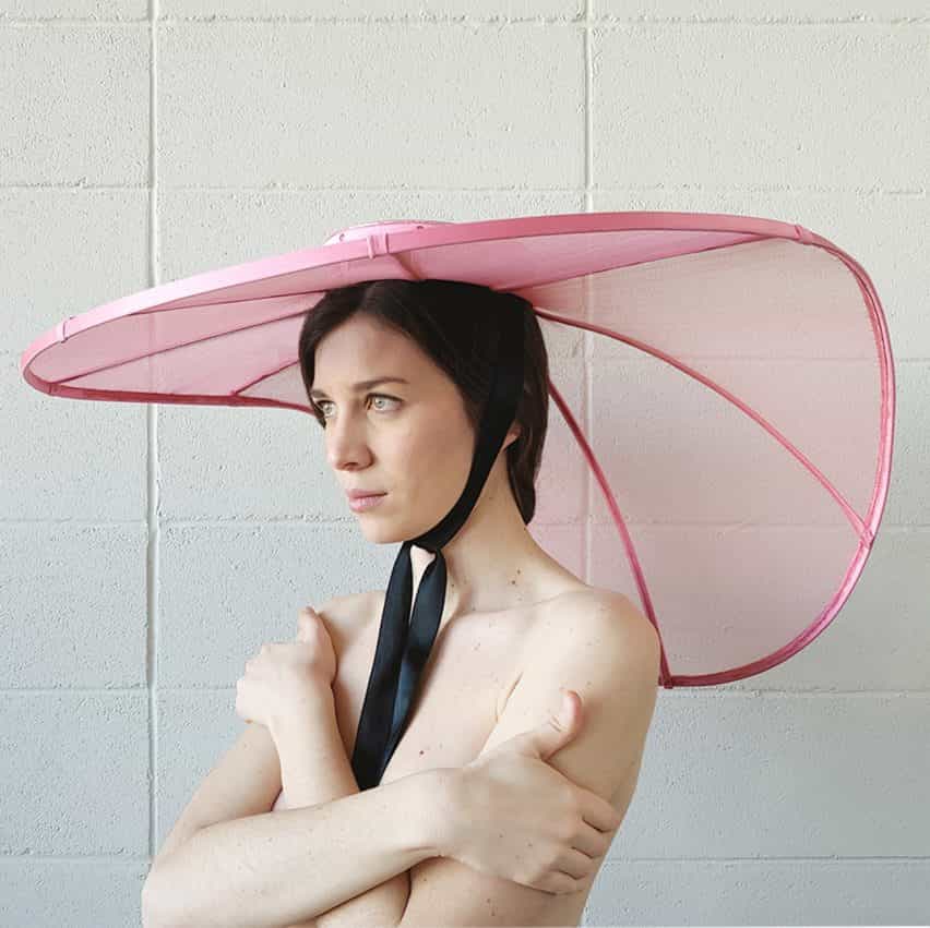 Estructura de distanciamiento social sombreros de Verónica Toppino son una expresión de la extravagancia blindado