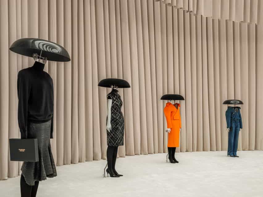 Imagen de las prendas de alta costura en la Balenciaga 50th Couture Collection China Special