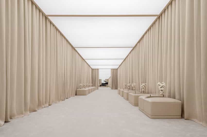Vista interior del salón de alta costura en Balenciaga 50th Couture Collection China Special