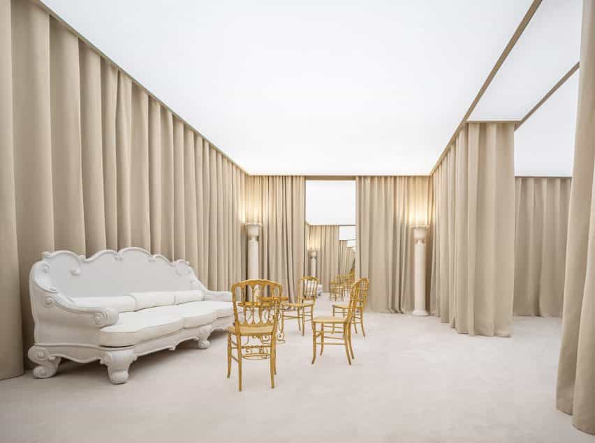 Imagen interior de la zona de estar en el Balenciaga 50th Couture China Special