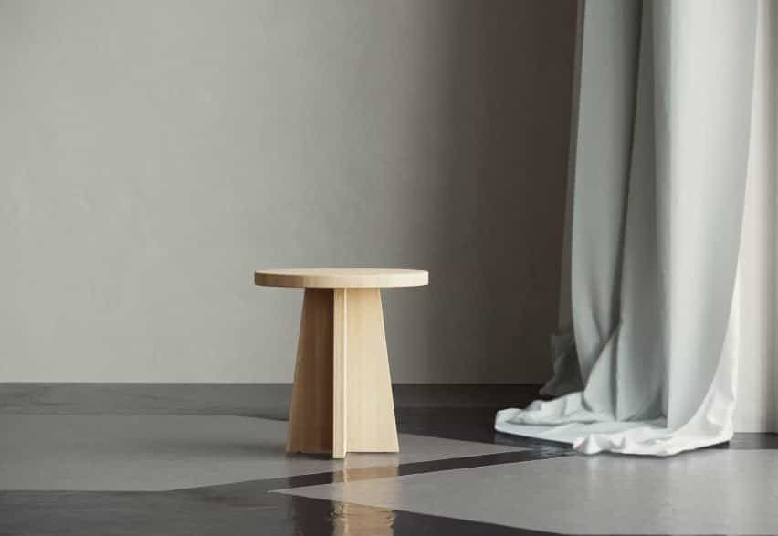 Una mesa redonda de madera