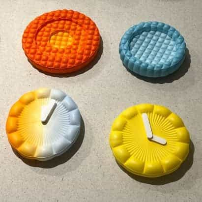 Los relojes inflados impresos en 3D y las lámparas de cera fundida aparecen en la exposición de la Semana del Diseño de Viena