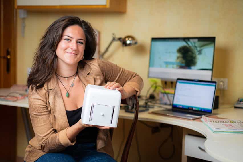 Judit Giró Benet sosteniendo la caja azul, un kit de prueba de cáncer de mama en casa