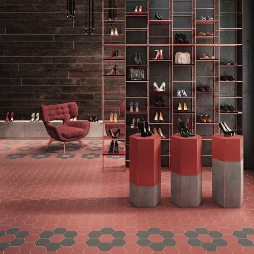 Azulejos Kerastar hexagonales rojos en el suelo de una zapatería