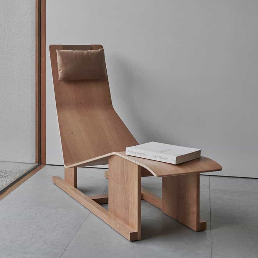 Chaise lounge de madera 4PM de Massproductions en una sala de hormigón