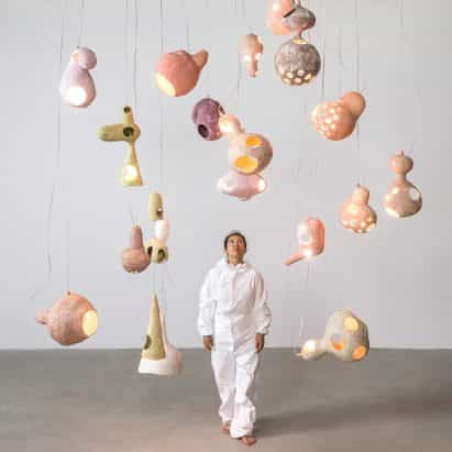 Yuko Nishikawa hace que las luces amorfos a partir de conchas de arcilla y papel