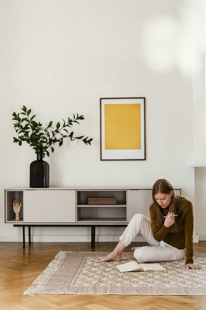 Mod Media Furniture en gris en un entorno de sala de estar