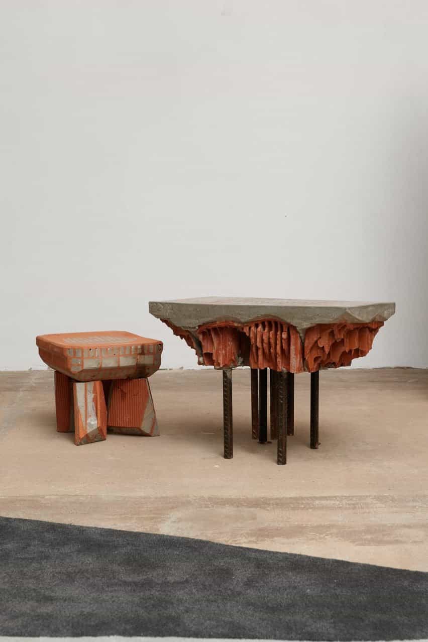 Una mesa y taburete de concreto