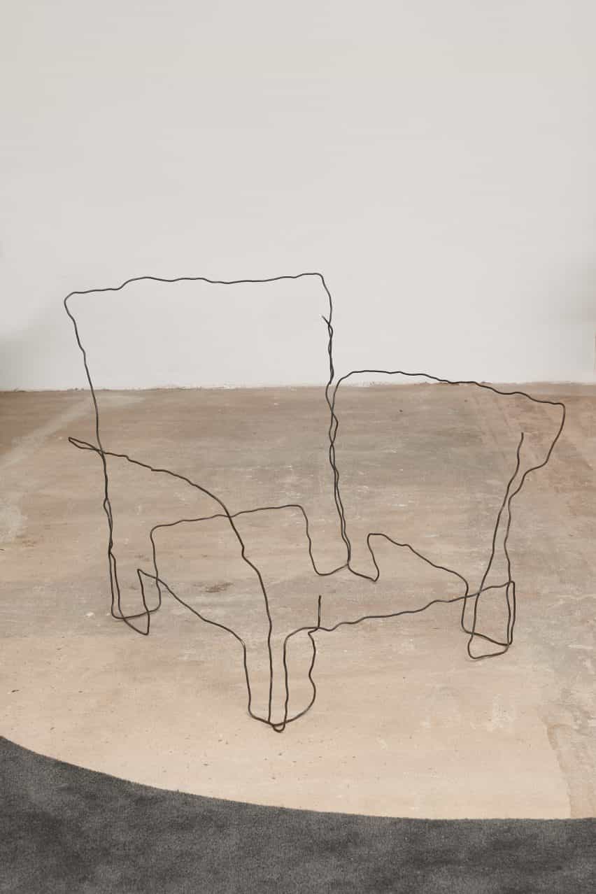 Un sillón hecho de alambre