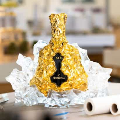 Frank Gehry forja botella de oro arrugado para marcar el 150 aniversario de Hennessy X.O