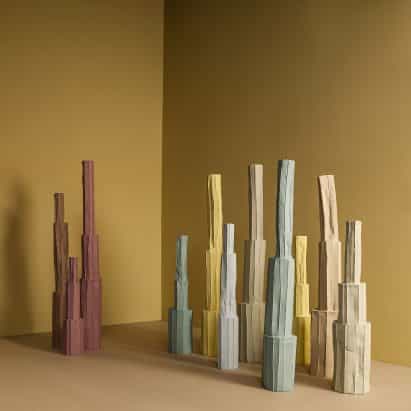 Paola Paronetto cosechadoras de papel y arcilla para crear vasos delicados
