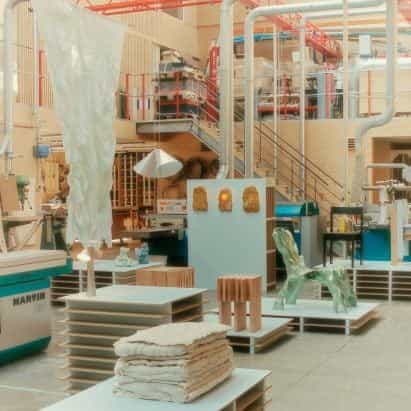 Ukurant convierte fábrica de carpintería en sala de exposiciones para diseñadores emergentes