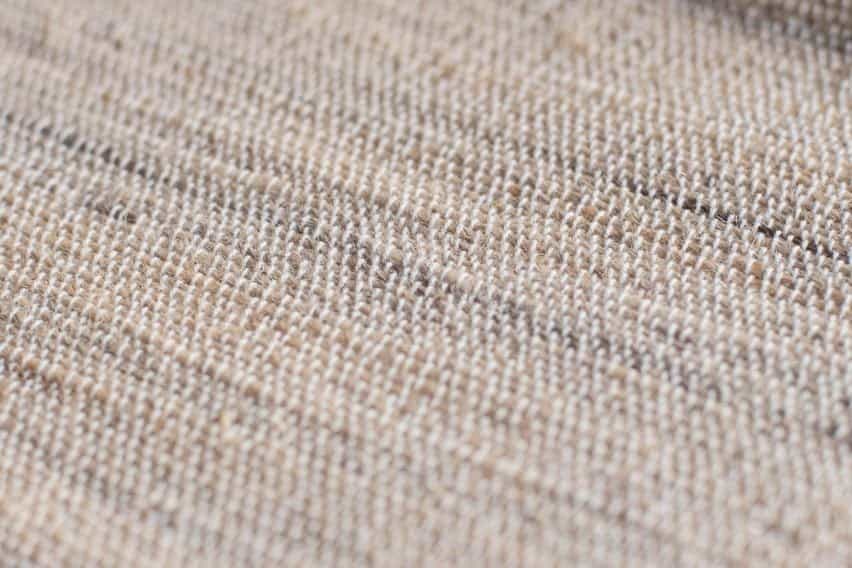 Foto de un textil tejido pálido hecho de cabello por Human Material Loop