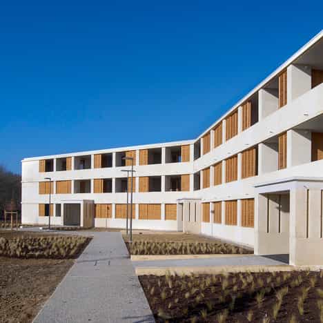 exposición de Nueva Edad de Piedra: La vivienda social con sólidos muros de piedra por Perraudin Arquitectura