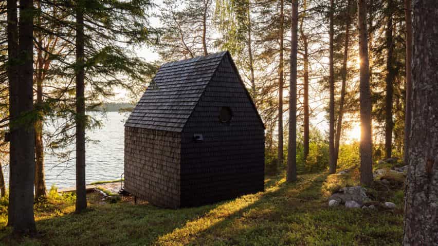 Una cabaña negra en el bosque finlandés