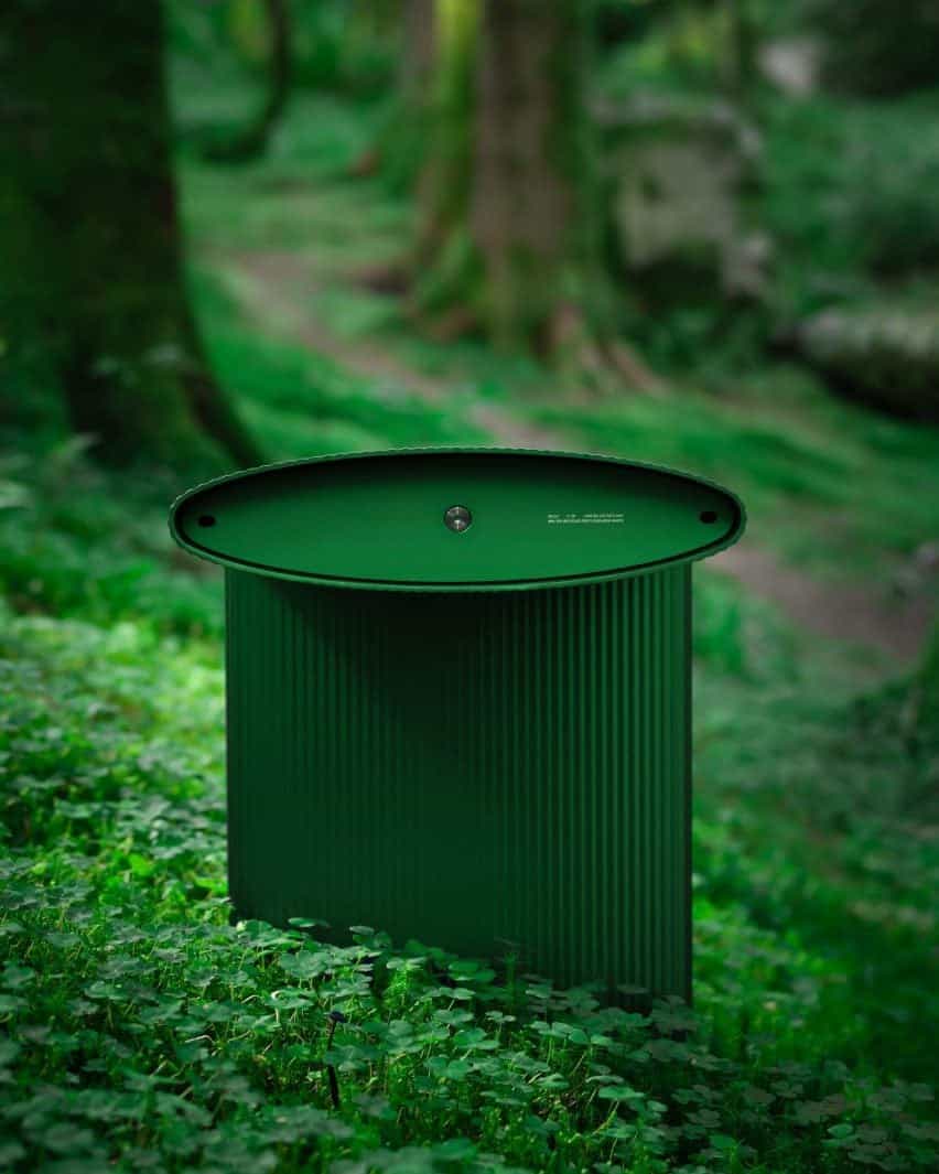 Banco Bello! de Lars Beller Fjetland en el nuevo color verde bosque situado en un bosque