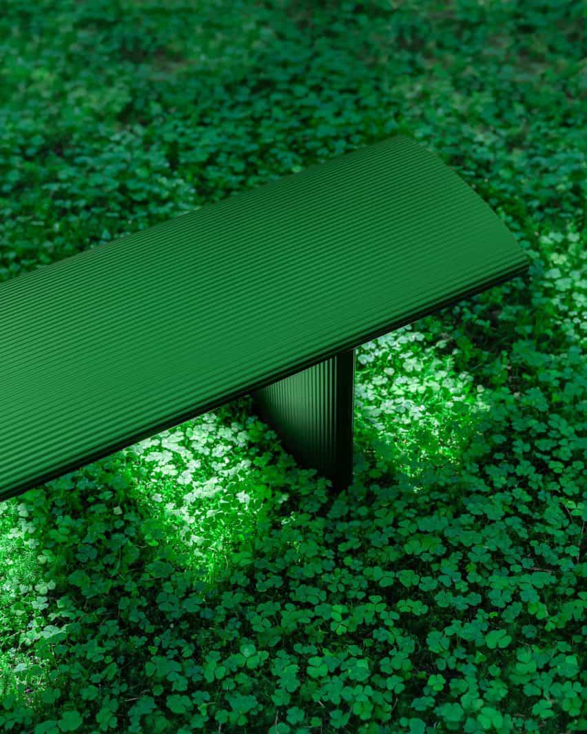 Primer plano del acabado estriado del banco Bello! de Lars Beller Fjetland en el nuevo color verde bosque