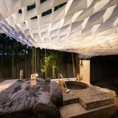 Kengo Kuma crea un pabellón apoyado por bambú vivo en el templo de Kioto