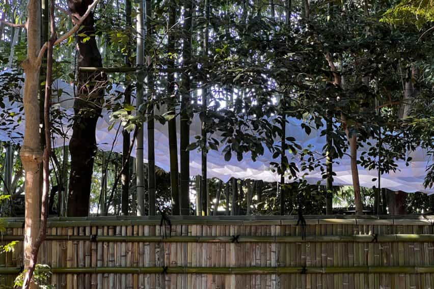 El pabellón está atado a ramas de bambú
