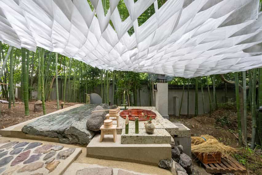 La tela forma un techo de tela sobre un spa