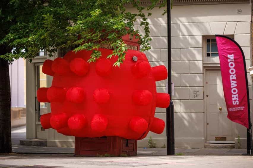 Teléfono rojo cubierto con escultura inflable con protuberancias