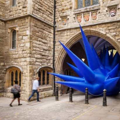 Steve Messam crea esculturas inflables específicas para Clerkenwell Design Week