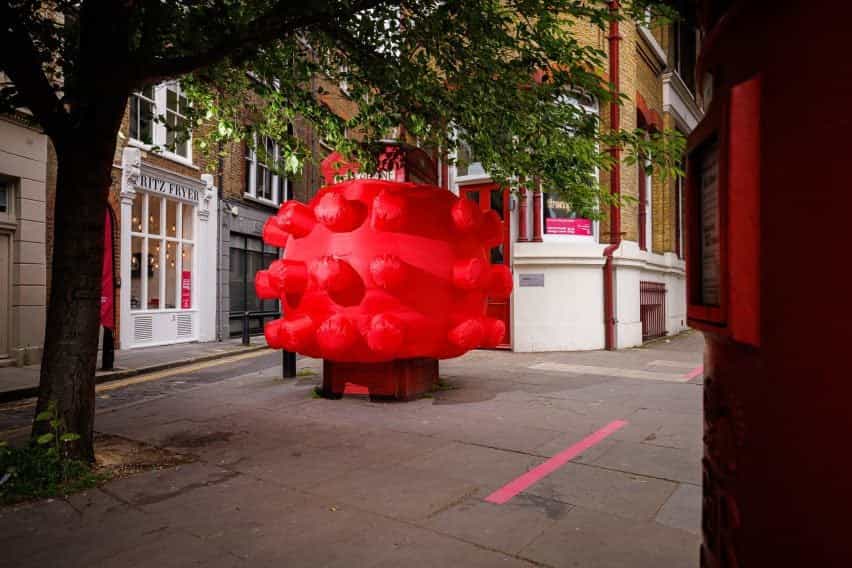Escultura inflable de la caja del teléfono en Clerkenwell