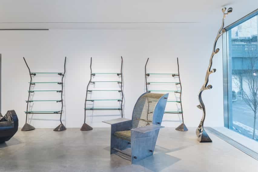 Un sillón y escaleras dentro de una exposición en Friedman Benda