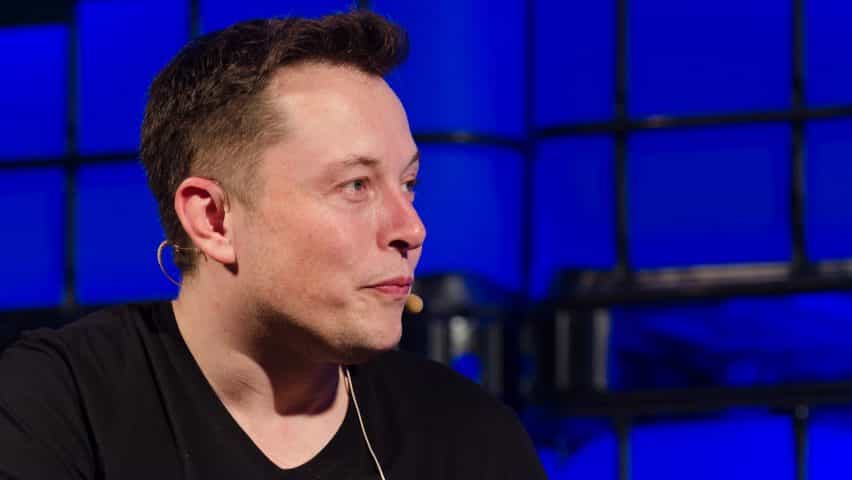 Elon Musk sobre fondo azul