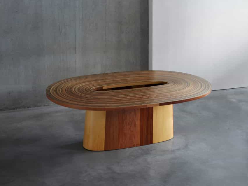 Una mesa de madera sobre un suelo gris