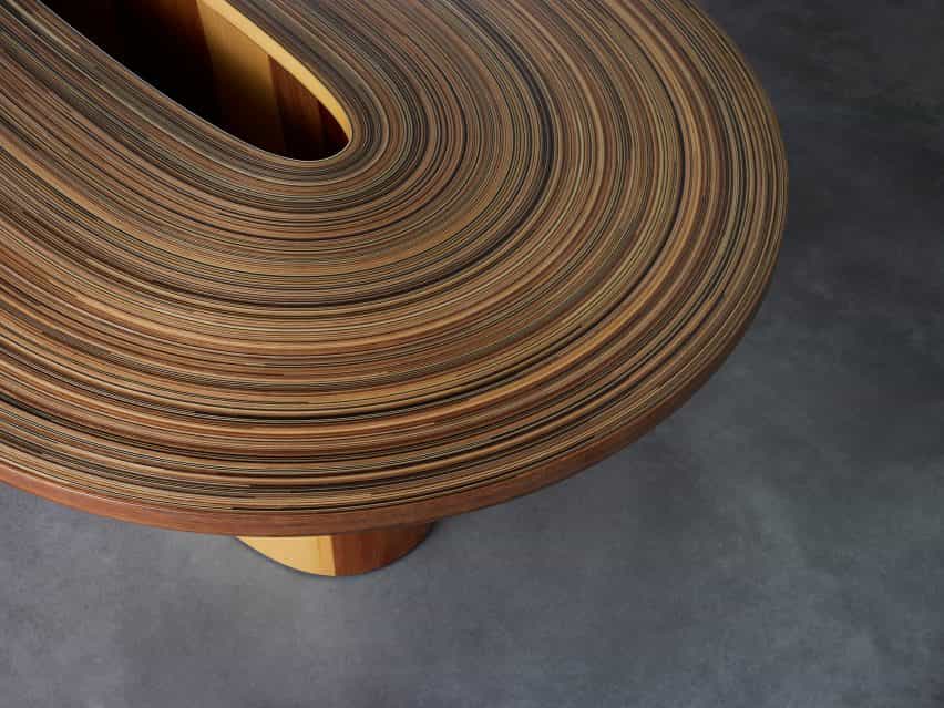 ReCoil es una mesa ovalada hecha de madera