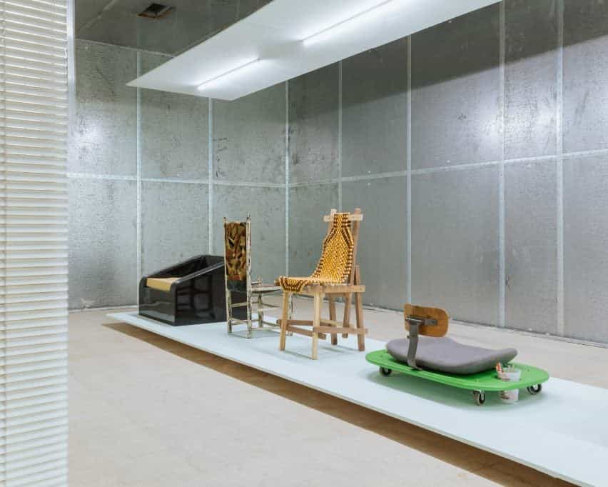 Sillas en la exposición Make-Do de Marta Gallery para NYCxDesign