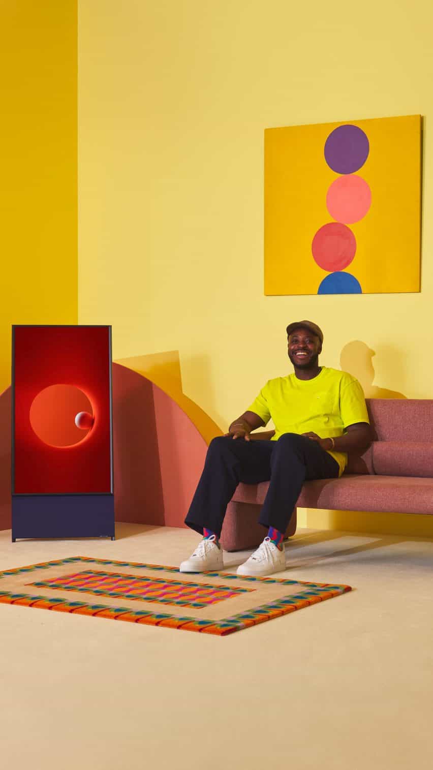 Yinka Ilori sala de estilos utilizando pinturas Living Colour de Samsung