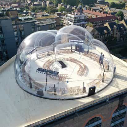 Smiljan Radić crea una burbuja transparente inflada para el show de Alexander McQueen