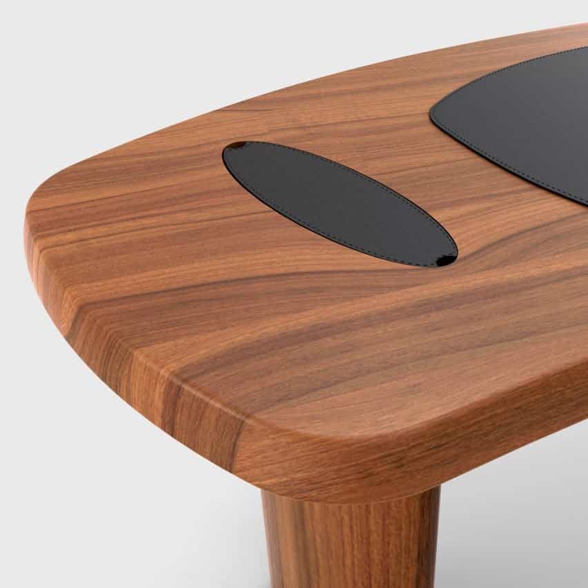 El escritorio hecho de cuero y madera