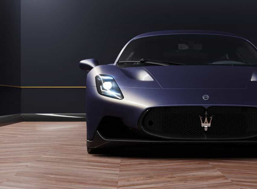 Coche deportivo Maserati en azul de interacción nocturna