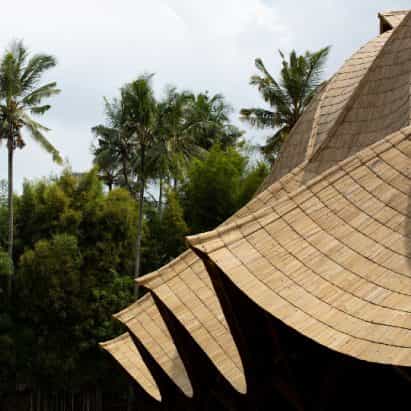 Los ganadores de la votación pública de sostenibilidad de los Premios Dezeen 2021 presentan una escuela de bambú en Bali