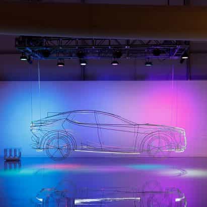 Germane Barnes trabaja con estudiantes de la Universidad de Miami para crear una instalación de Lexus de estructura metálica en Design Miami