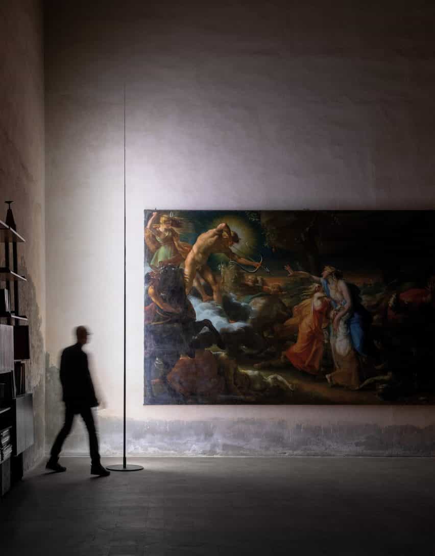 Una fotografía de la luz de Origine en una galería de arte