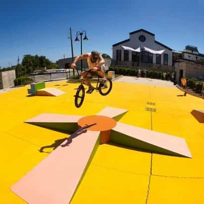 Yinka Ilori presenta skatepark temporal de colores brillantes en Miami Beach