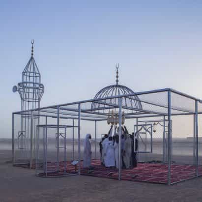 Ajlan Gharem explora la islamofobia y la transparencia con una mezquita en forma de jaula