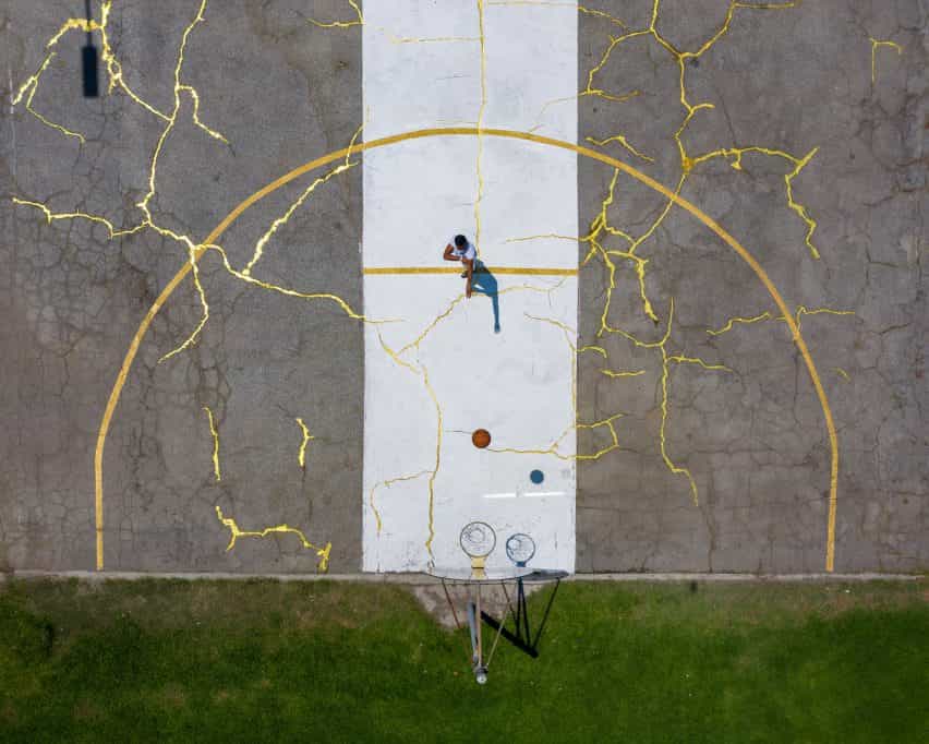 Víctor Salomón repara cancha de baloncesto LA usando el arte japonés de Kintsugi
