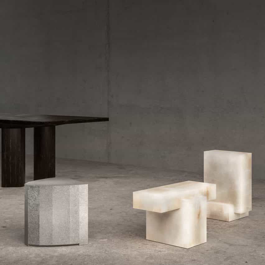 Muebles geométricos hechos de piedra