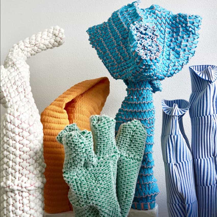 Cuatro coloridas esculturas contemporáneas hechas de textiles
