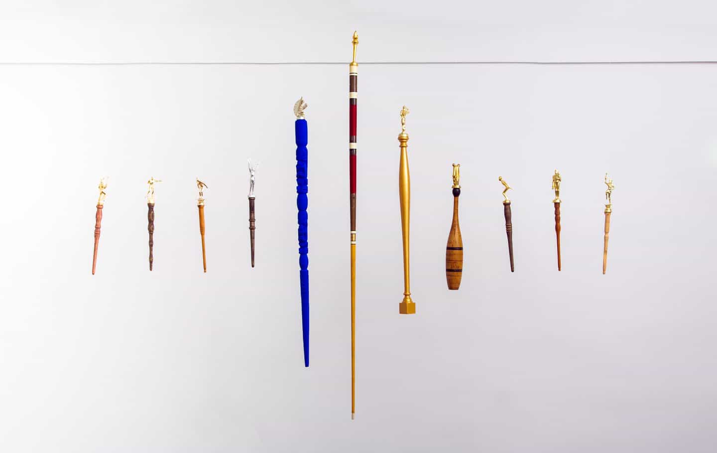 Brian Kenny: Spirit Sticks - Juego, 11 Spirit Sticks, 64 x 83 x 3 pulgadas (Copyright © Brian Kenny, 2021)