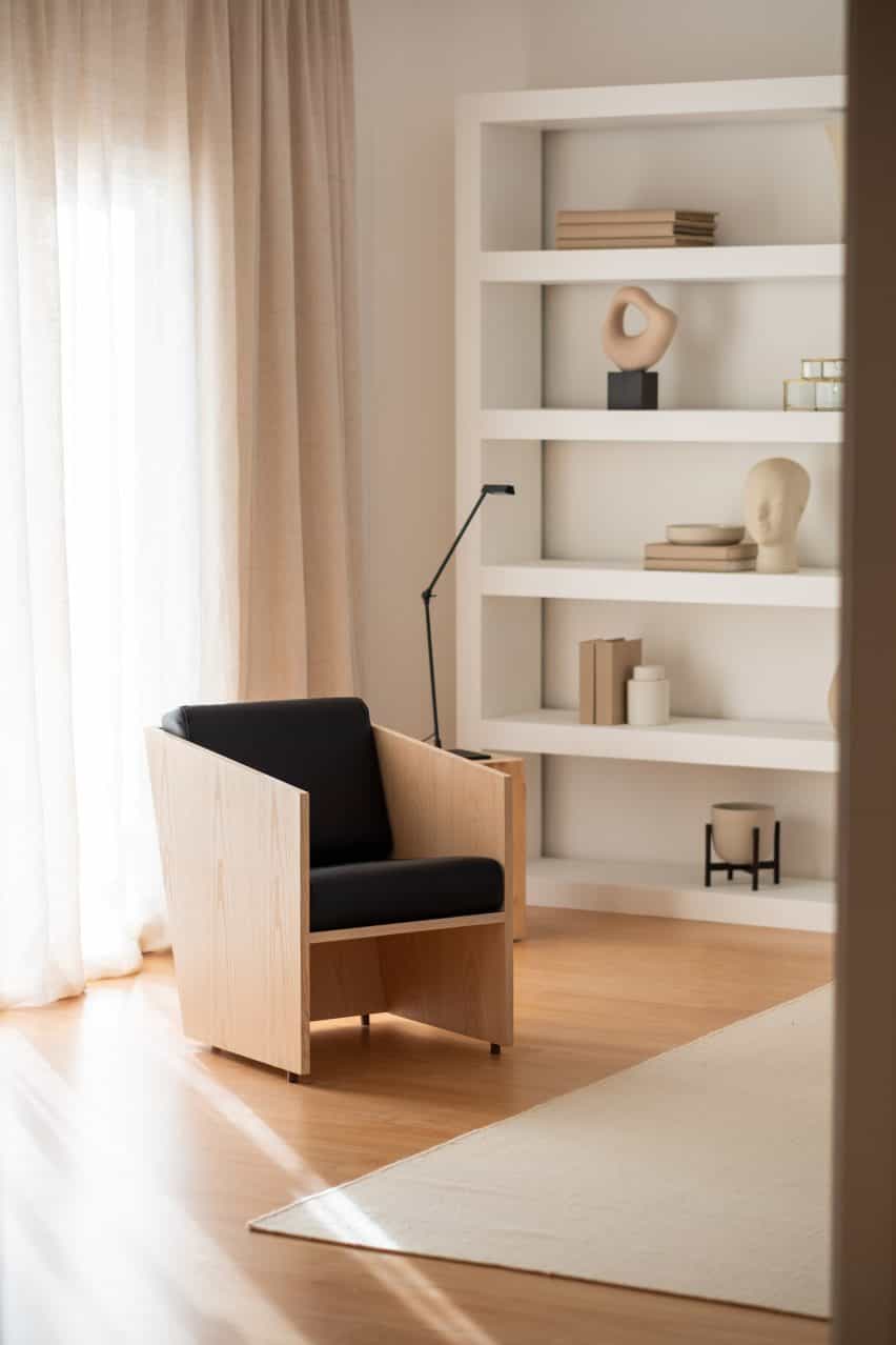 Foto de la silla Alcântara de Álvaro Siza para MOR en un hogar luminoso y contemporáneo